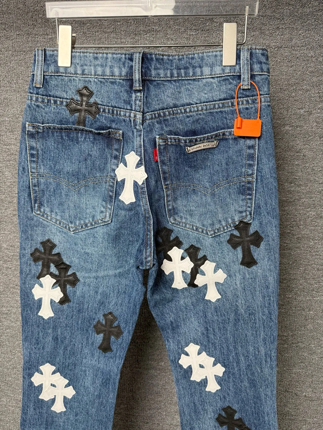 P270 💰 (Top version) Chrome Hearts blue pants, black and white multi-leather jeans, multi-leather standard workwear jeans, ch jeans, all need to be washed and then disassembled and hand-stitched with sheepskin cross leather and then spliced to complete. The whole process is too many to explain. About Chrome Hearts This is an extremely luxurious fashion brand that can also be called the aristocrat of the high street. It has always been an exclusive brand for some hipsters or the rich second generation. Compared with ordinary high streets, it is more luxurious and noble. Compared with luxury brands, it has a more fashionable personality. It has always been a brand that I have a special liking for. Color: blue Size: 28-30-32-34-36 (corresponding to S-M-L-XL-XXL)